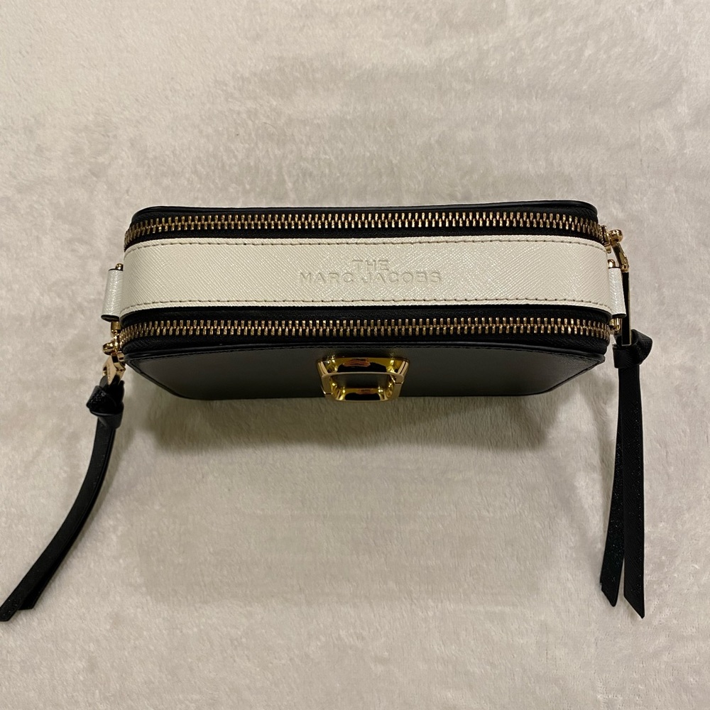 Marc Jacobs Black Camera Crossbody Bag with Gold Hardware and Branded Strap - Picture 5 of 14